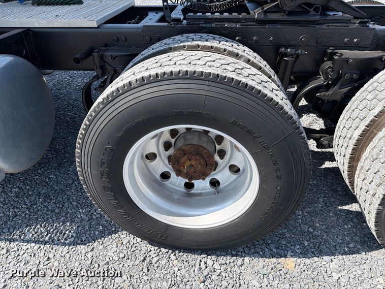 image for item ED5962 2015 Peterbilt 389 semi truck