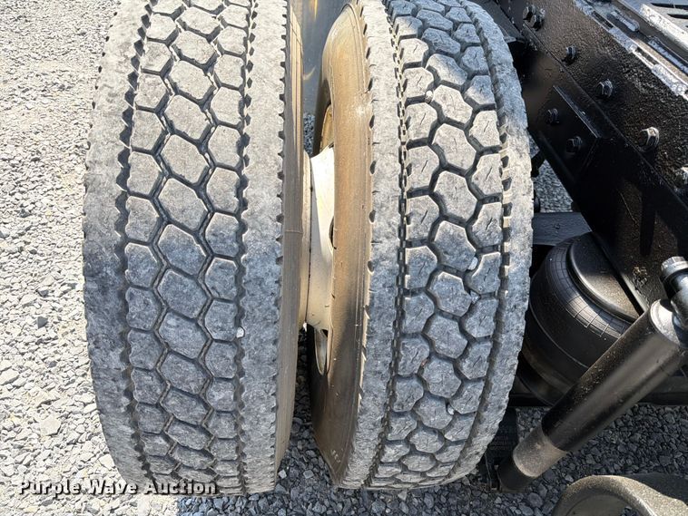 image for item ED5962 2015 Peterbilt 389 semi truck