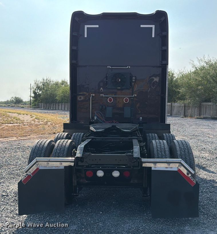 image for item ED5964 2014 Kenworth T680 semi truck