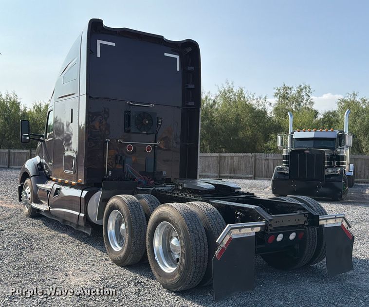 image for item ED5964 2014 Kenworth T680 semi truck