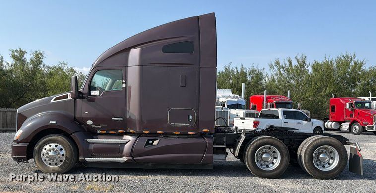 image for item ED5964 2014 Kenworth T680 semi truck