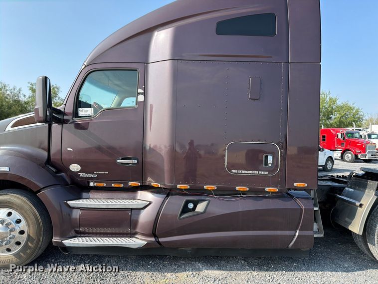 image for item ED5964 2014 Kenworth T680 semi truck