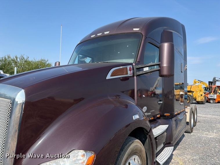 image for item ED5964 2014 Kenworth T680 semi truck