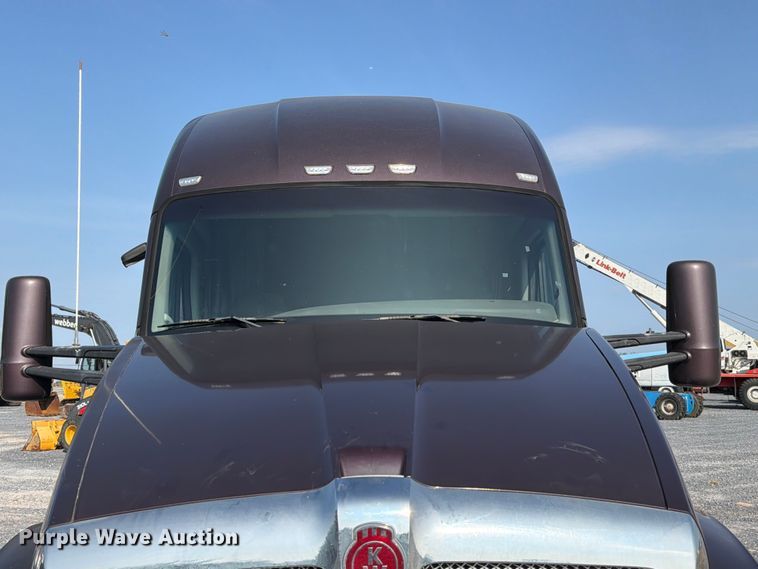 image for item ED5964 2014 Kenworth T680 semi truck
