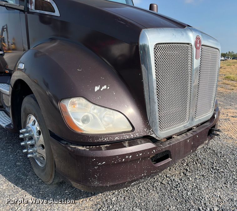 image for item ED5964 2014 Kenworth T680 semi truck