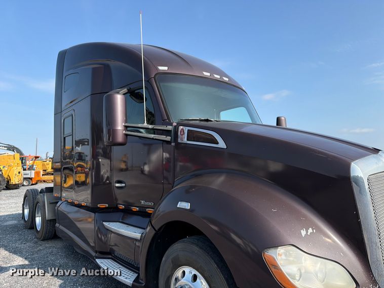 image for item ED5964 2014 Kenworth T680 semi truck