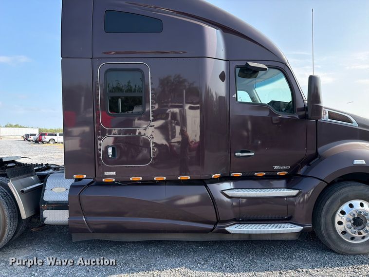 image for item ED5964 2014 Kenworth T680 semi truck