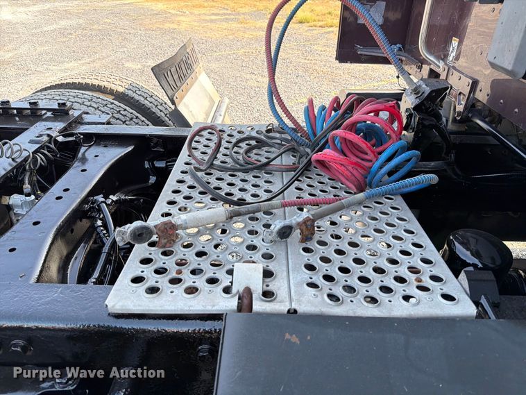 image for item ED5964 2014 Kenworth T680 semi truck