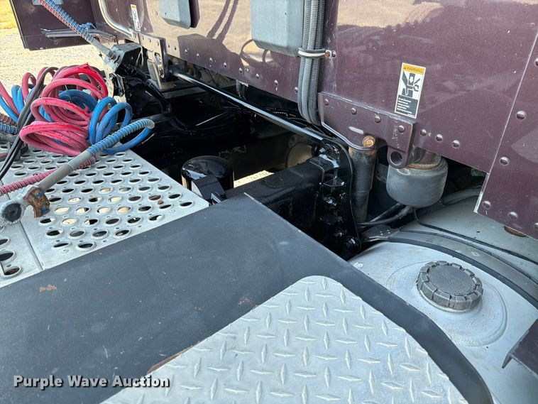 image for item ED5964 2014 Kenworth T680 semi truck