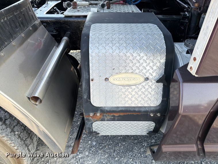 image for item ED5964 2014 Kenworth T680 semi truck