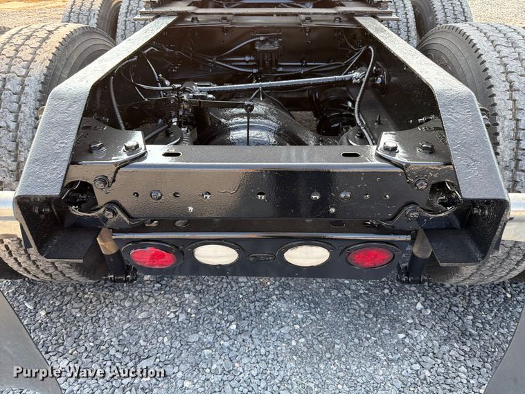 image for item ED5964 2014 Kenworth T680 semi truck