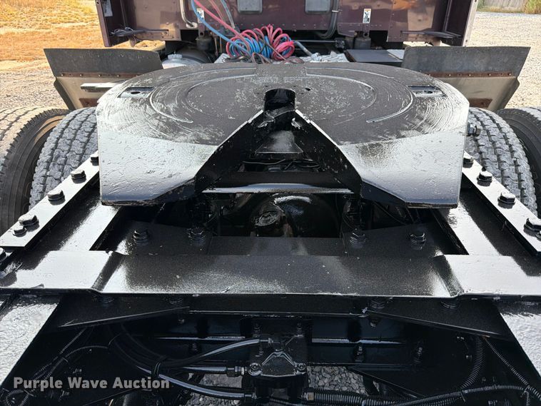 image for item ED5964 2014 Kenworth T680 semi truck