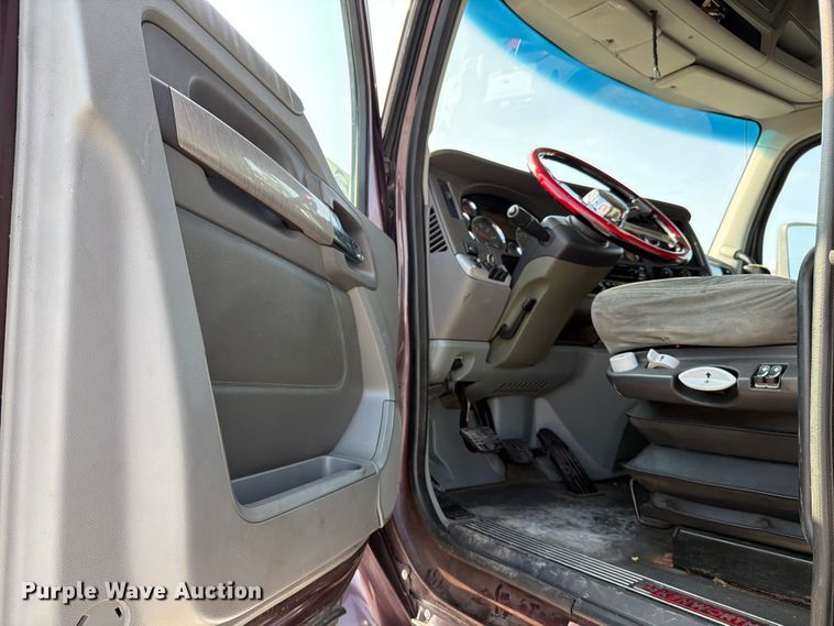 image for item ED5964 2014 Kenworth T680 semi truck