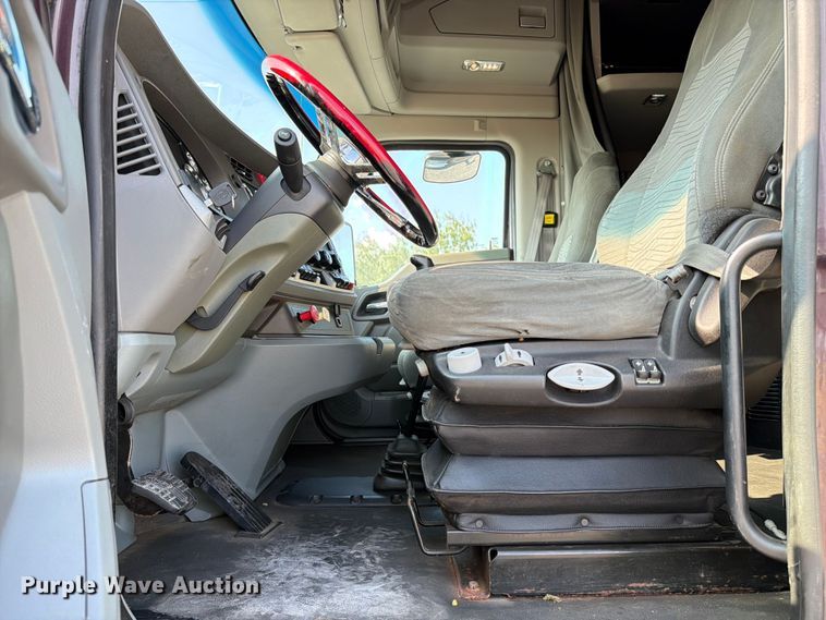 image for item ED5964 2014 Kenworth T680 semi truck