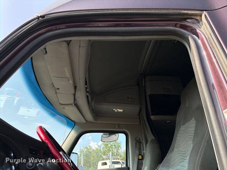 image for item ED5964 2014 Kenworth T680 semi truck