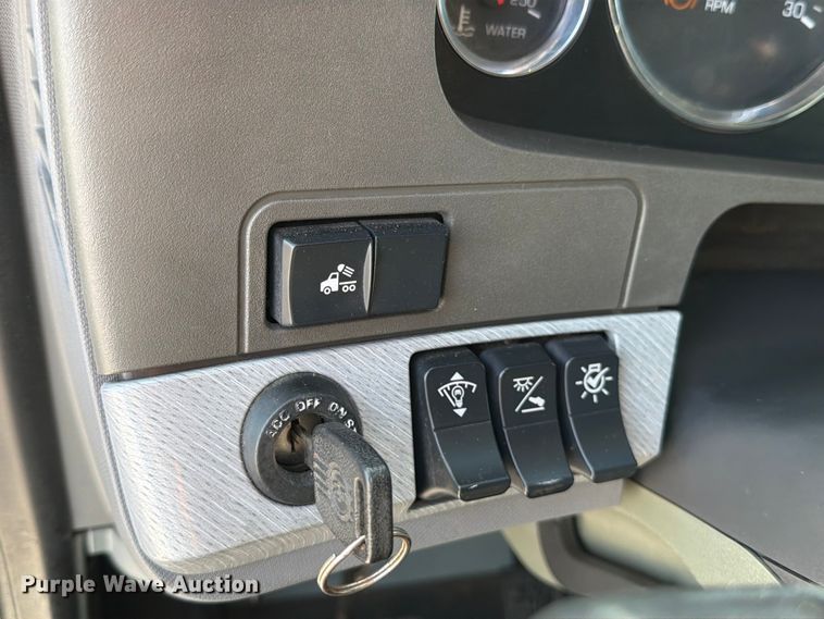 image for item ED5964 2014 Kenworth T680 semi truck