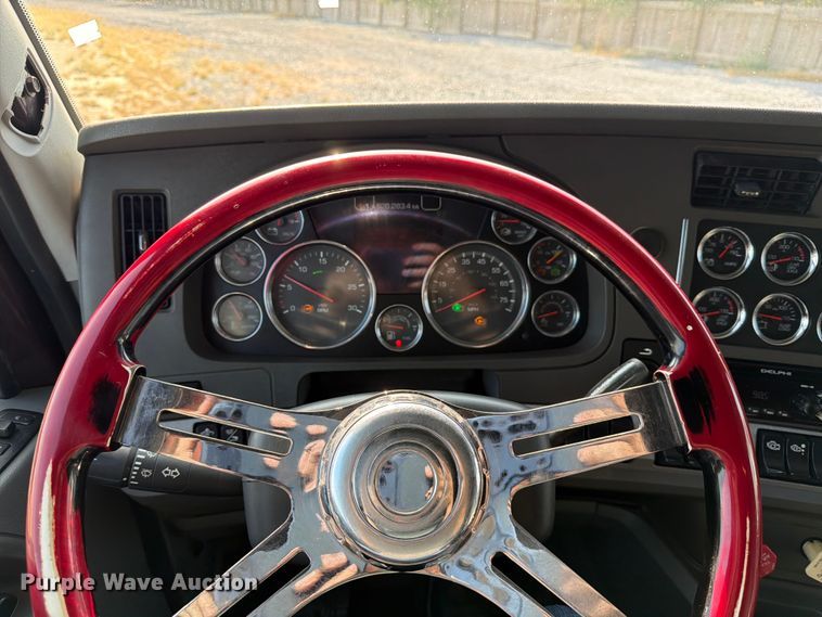 image for item ED5964 2014 Kenworth T680 semi truck