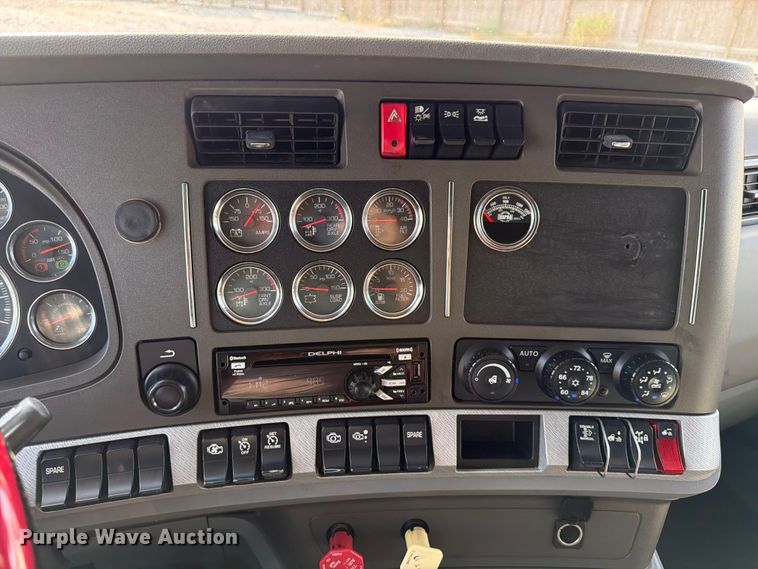 image for item ED5964 2014 Kenworth T680 semi truck