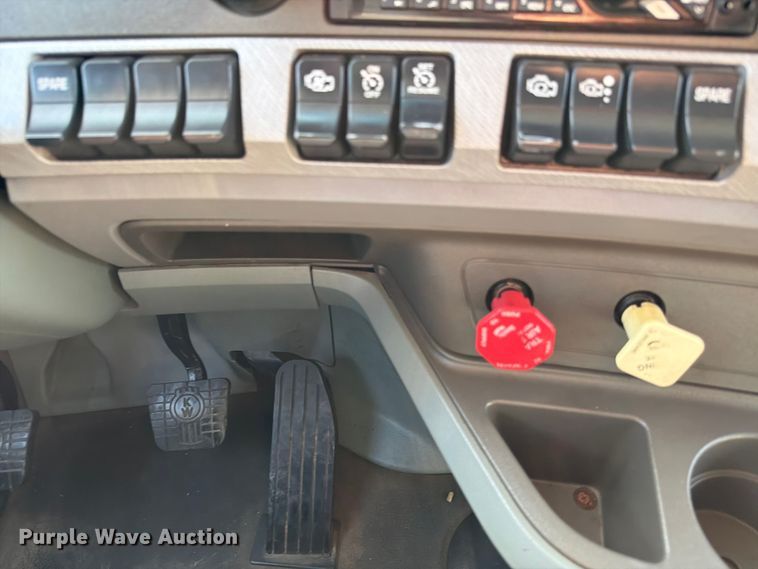 image for item ED5964 2014 Kenworth T680 semi truck