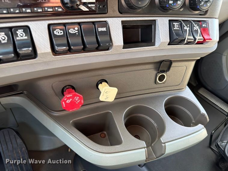 image for item ED5964 2014 Kenworth T680 semi truck