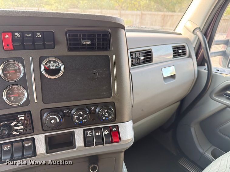 image for item ED5964 2014 Kenworth T680 semi truck