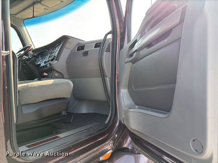 image for item ED5964 2014 Kenworth T680 semi truck