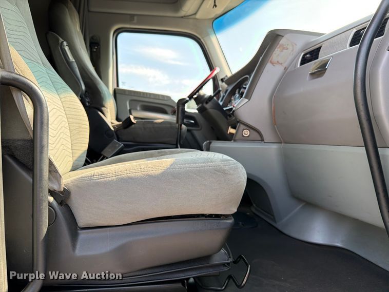 image for item ED5964 2014 Kenworth T680 semi truck