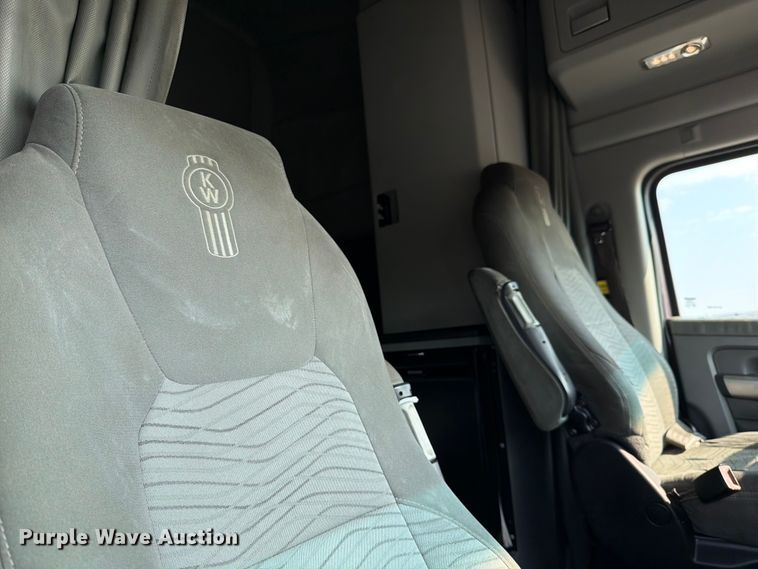 image for item ED5964 2014 Kenworth T680 semi truck