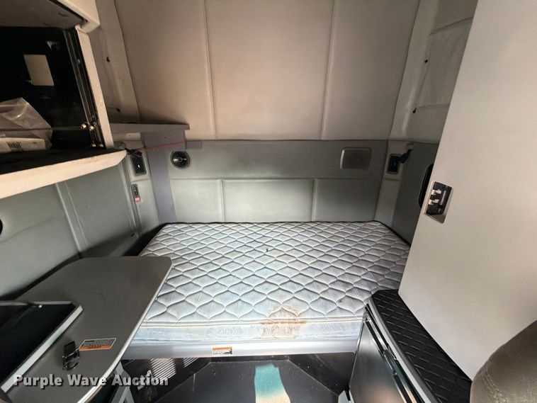 image for item ED5964 2014 Kenworth T680 semi truck