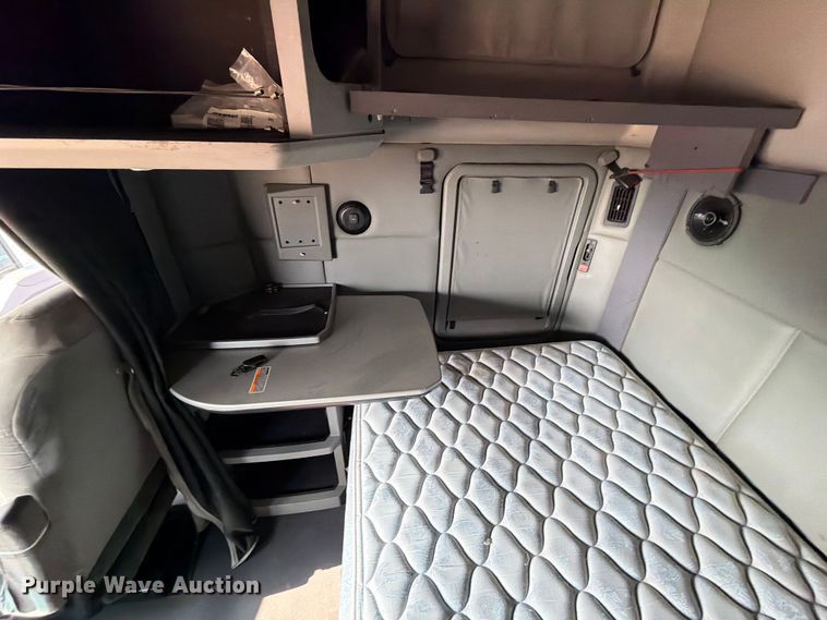 image for item ED5964 2014 Kenworth T680 semi truck