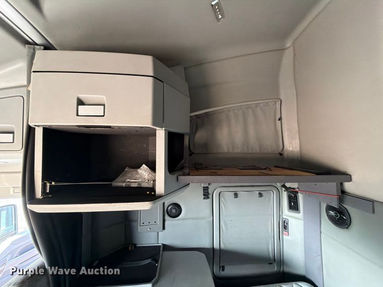 image for item ED5964 2014 Kenworth T680 semi truck