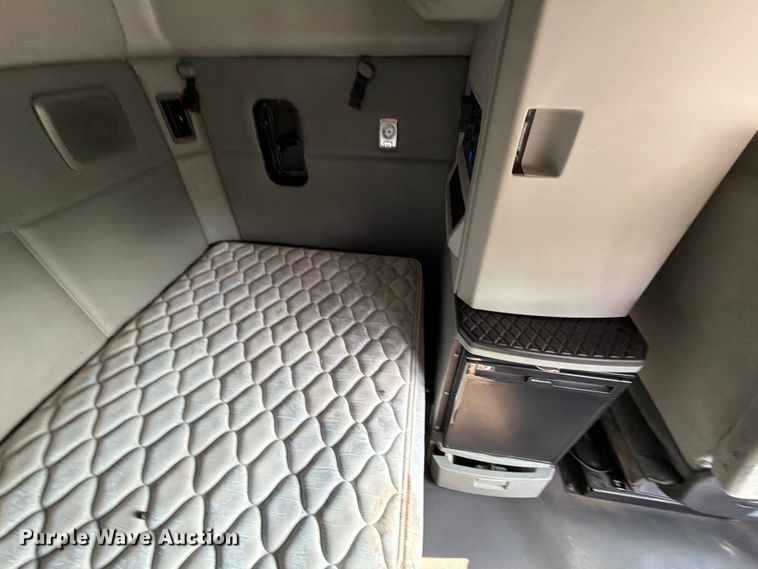 image for item ED5964 2014 Kenworth T680 semi truck