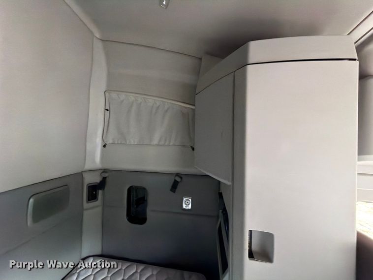 image for item ED5964 2014 Kenworth T680 semi truck