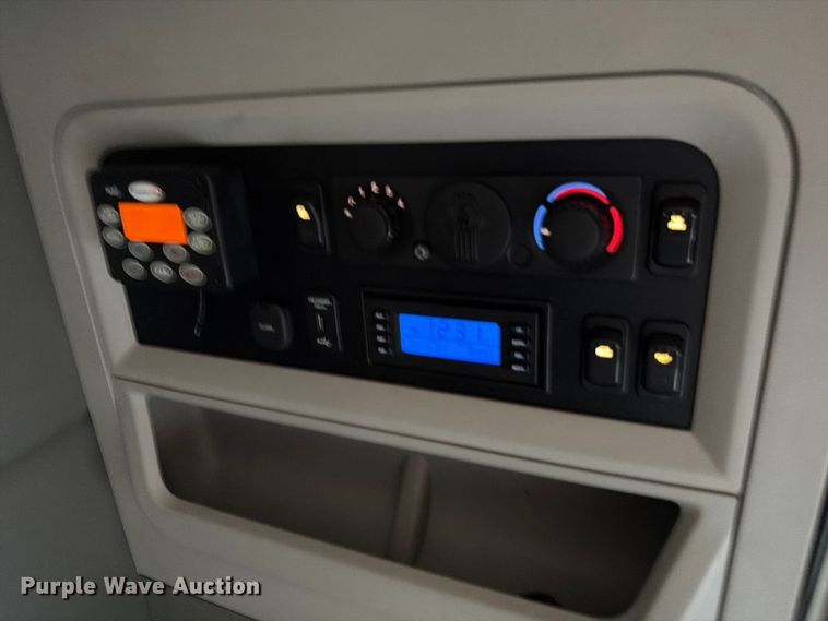 image for item ED5964 2014 Kenworth T680 semi truck