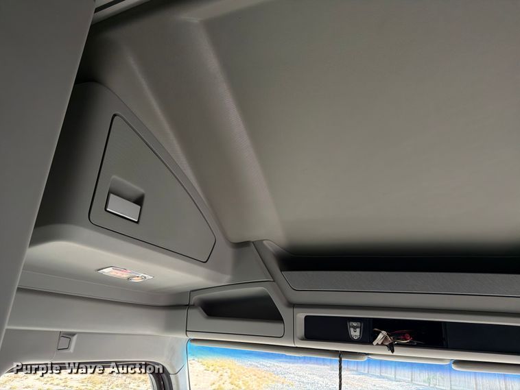 image for item ED5964 2014 Kenworth T680 semi truck