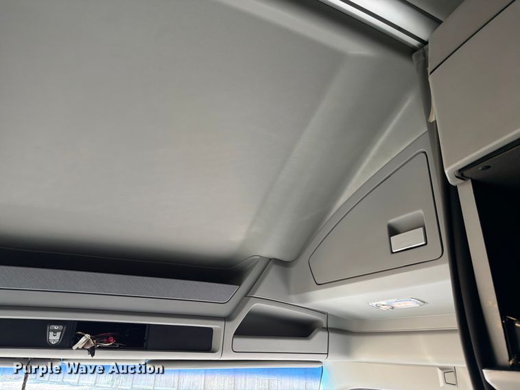 image for item ED5964 2014 Kenworth T680 semi truck