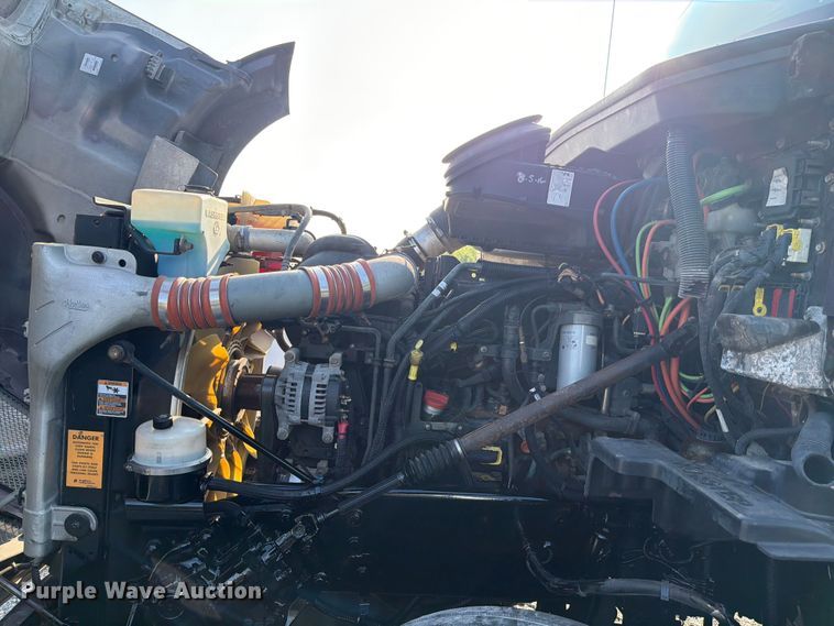 image for item ED5964 2014 Kenworth T680 semi truck