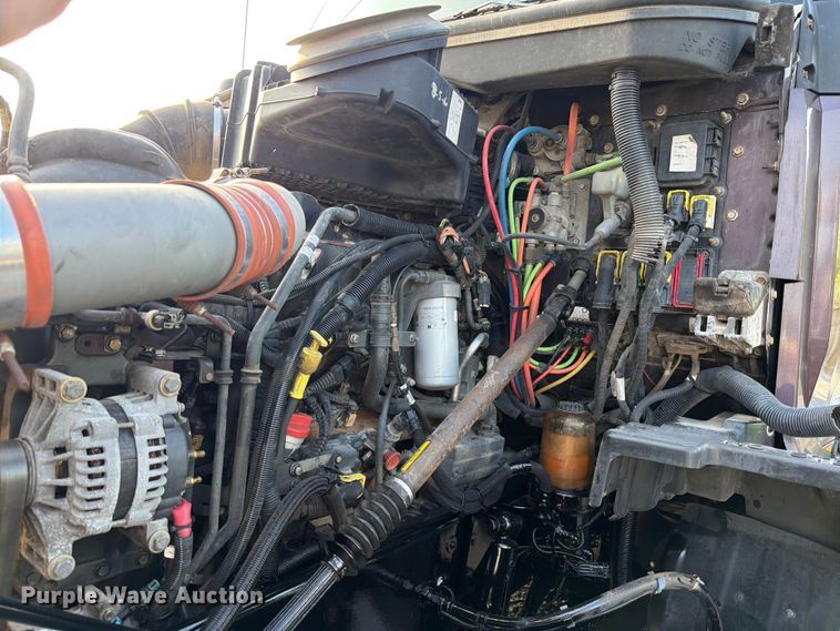 image for item ED5964 2014 Kenworth T680 semi truck