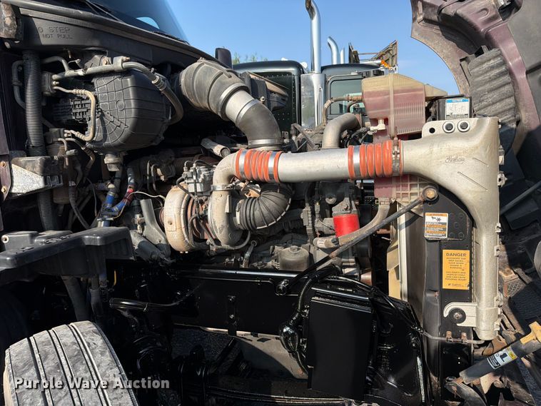 image for item ED5964 2014 Kenworth T680 semi truck