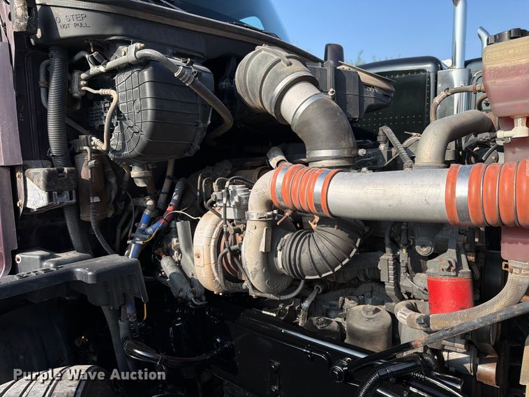 image for item ED5964 2014 Kenworth T680 semi truck
