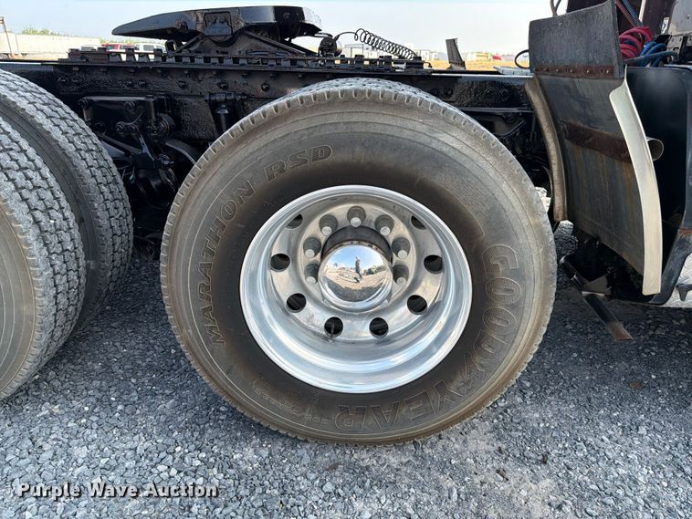 image for item ED5964 2014 Kenworth T680 semi truck