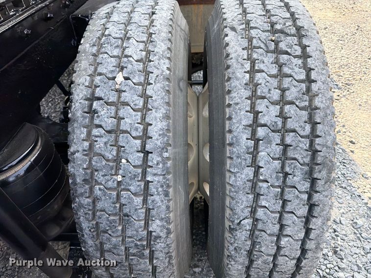 image for item ED5964 2014 Kenworth T680 semi truck