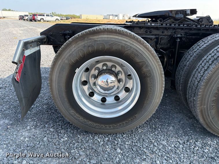 image for item ED5964 2014 Kenworth T680 semi truck