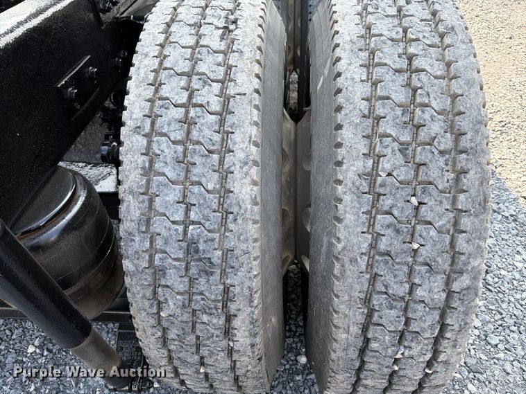 image for item ED5964 2014 Kenworth T680 semi truck