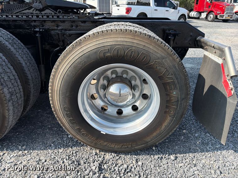 image for item ED5964 2014 Kenworth T680 semi truck