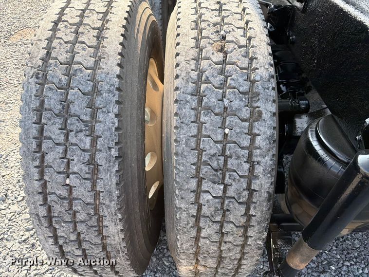 image for item ED5964 2014 Kenworth T680 semi truck