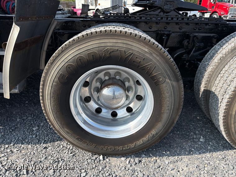 image for item ED5964 2014 Kenworth T680 semi truck