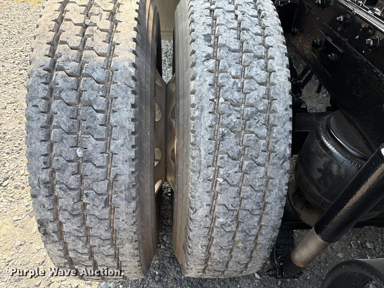 image for item ED5964 2014 Kenworth T680 semi truck