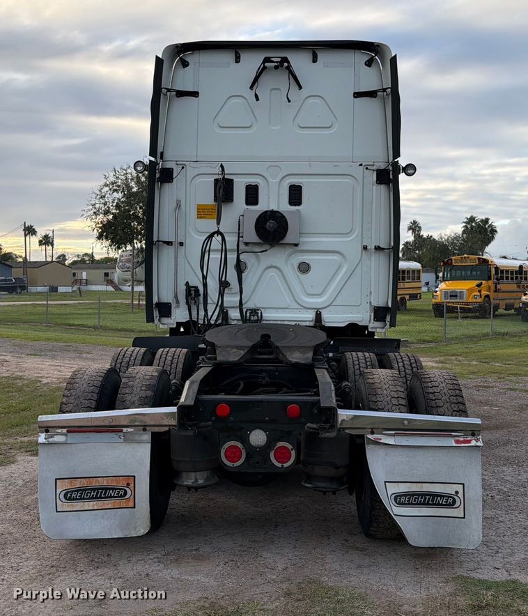 image for item ED5977 2011 Freightliner Cascadia semi truck