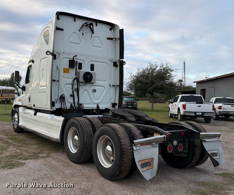 image for item ED5977 2011 Freightliner Cascadia semi truck